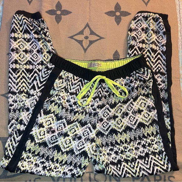 Vera Wang Black and Yellow Athletic Shorts with Bold Pattern - Picture 2 of 4